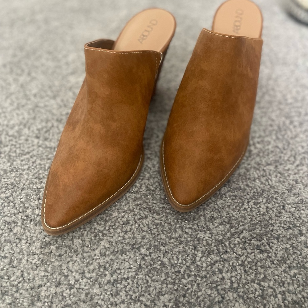 Backless short mule heel